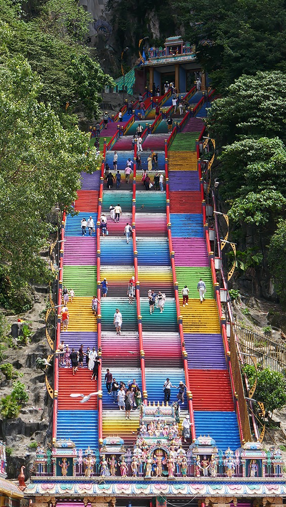 Diese "Regenbogentreppe" führt zu den Batu-Höhlen. Foto: Asien-Lifestyle.de by Nathalie Gütermann 