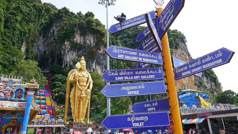 Der Haupteingang vor den heiligen "Batu Caves" in Kuala Lumpur. Foto: Asien-Lifestyle.de by Nathalie Gütermann