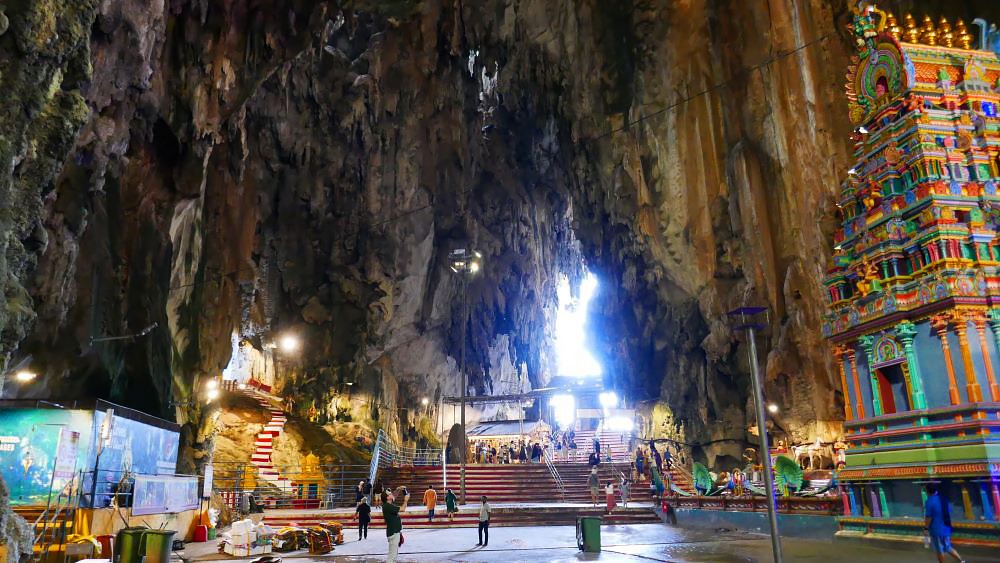 Die "Kathedralenhöhle" im Inneren der "Batu Caves". Foto: Asien-Lifestyle.de by Nathalie Gütermann