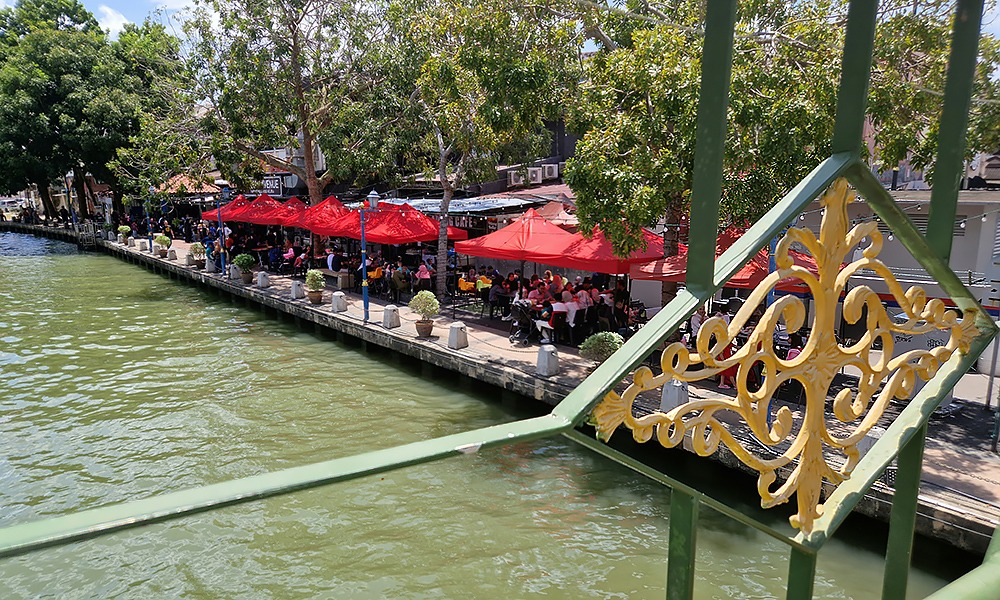 Restaurants entlang des Malacca Rivers © Asien-Lifestyle.de by Nathalie Gütermann