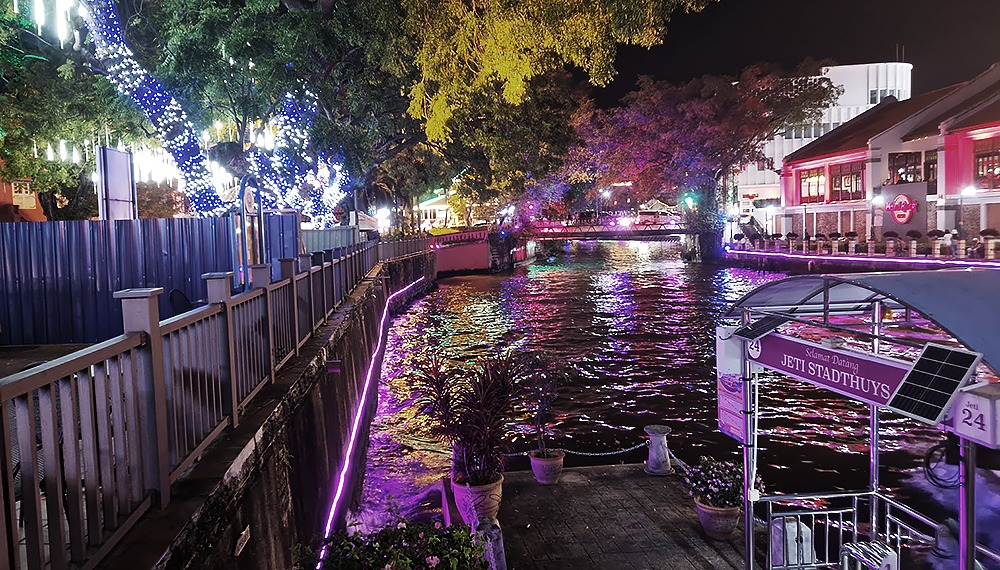 Der "Melaka River Walk" bei Nacht. © Asien-Lifestyle.de by Nathalie Gütermann