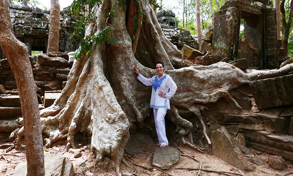Nathalie vor einer Baumwurzel im 'Ta Prohm'-Tempel in Angkor Wat, Kambodscha. © Asien-Lifestyle.de by Nathalie Gütermann